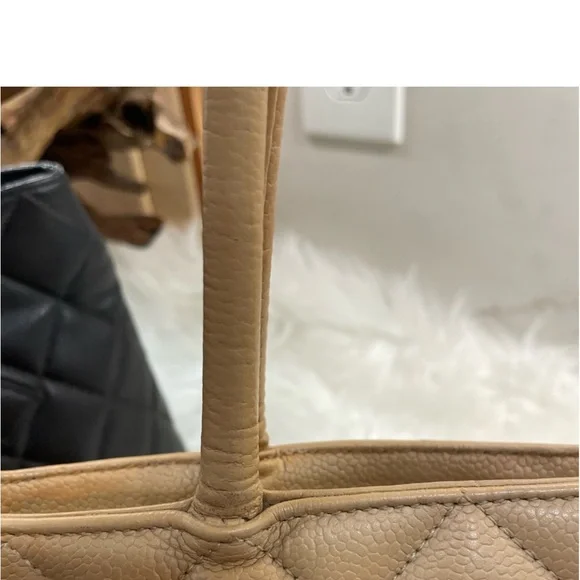 Chanel Medallion Caviar leather quilted purse - Picture 9 of 15